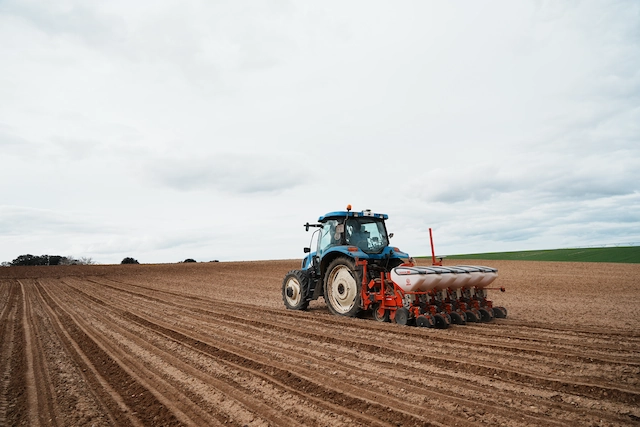 maquinaria agrícola con sistema de autoguiado para siembra con precisión en agricultura